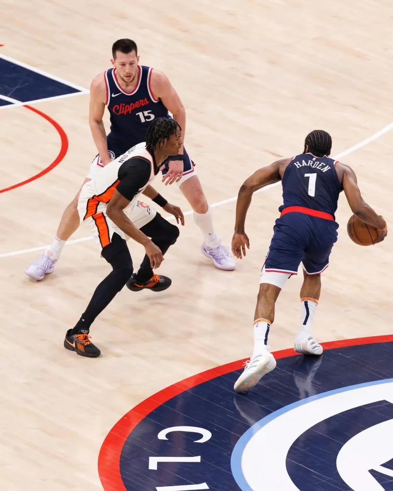 九游体育app-哈登焦点对战，Ning与80激战IG分钟，战术调整胜负难料！赛场气氛高涨的简单介绍-九游体育app